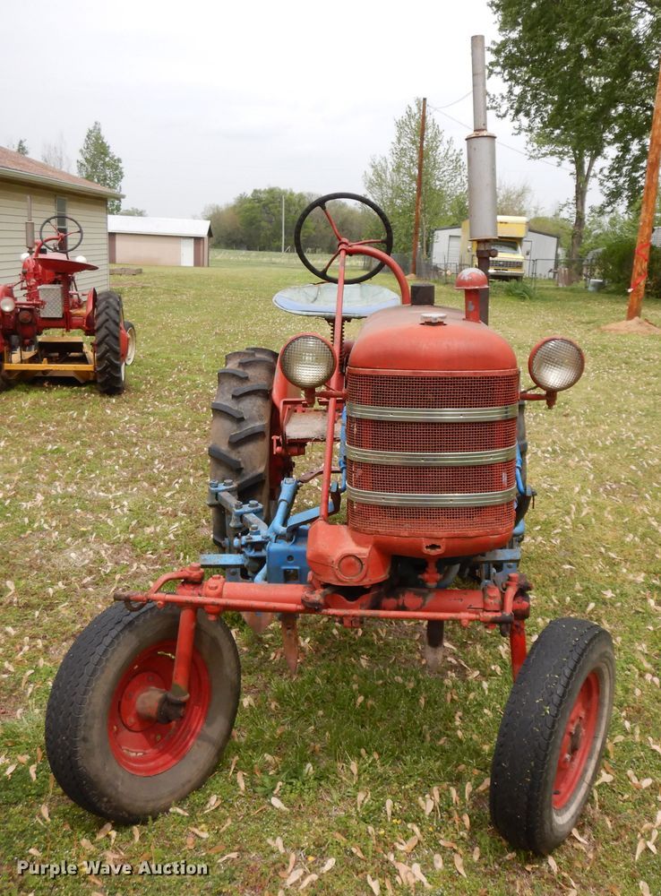 image for item HO9420 Farmall Cub  tractor