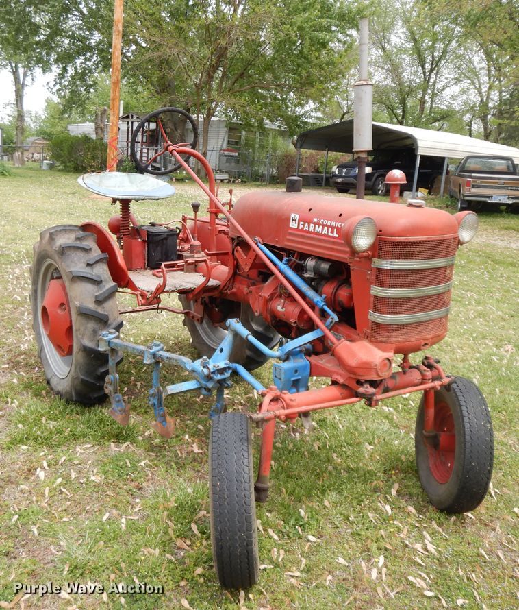image for item HO9420 Farmall Cub  tractor