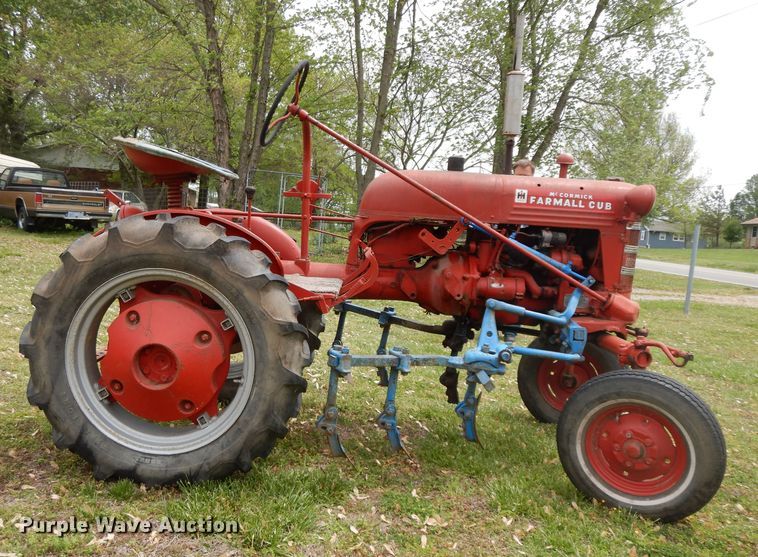 image for item HO9420 Farmall Cub  tractor