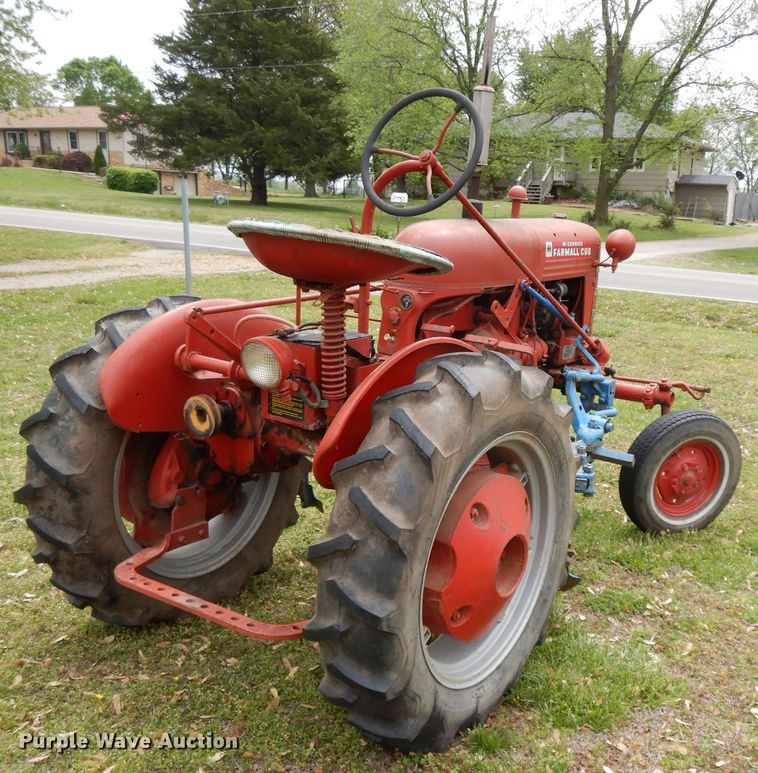 image for item HO9420 Farmall Cub  tractor