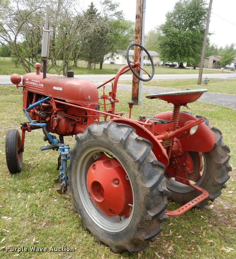 image for item HO9420 Farmall Cub  tractor