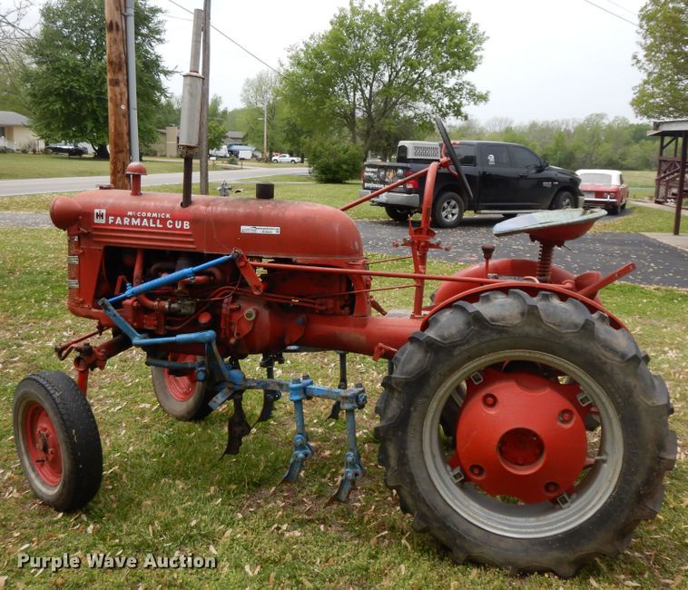 image for item HO9420 Farmall Cub  tractor