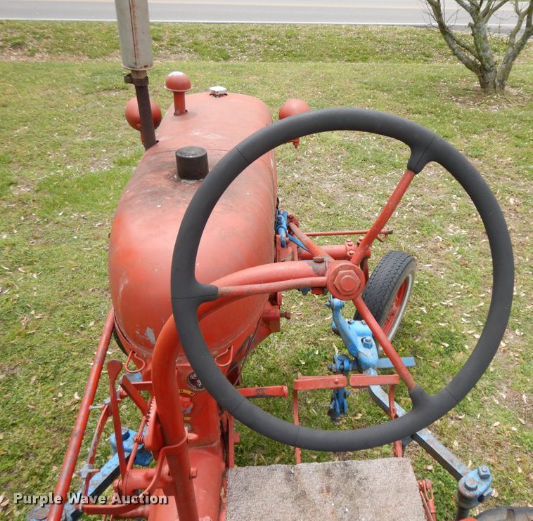 image for item HO9420 Farmall Cub  tractor