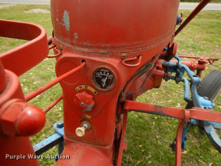 image for item HO9420 Farmall Cub  tractor