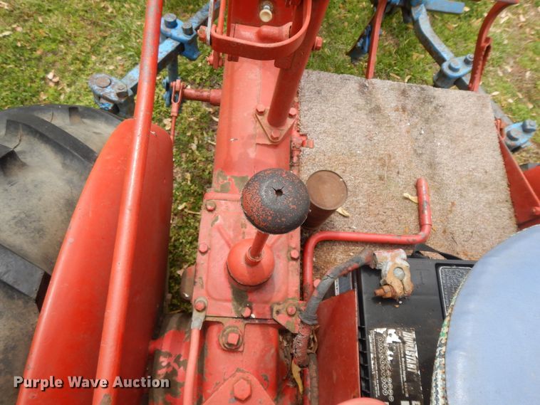 image for item HO9420 Farmall Cub  tractor