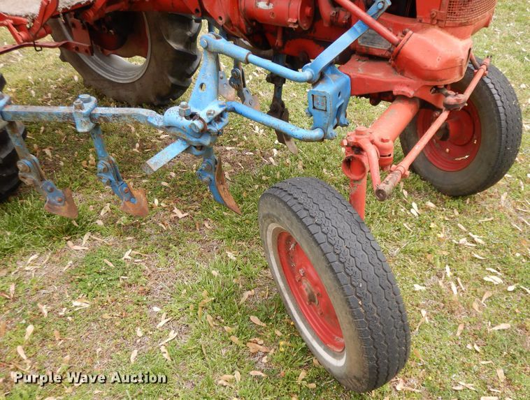 image for item HO9420 Farmall Cub  tractor