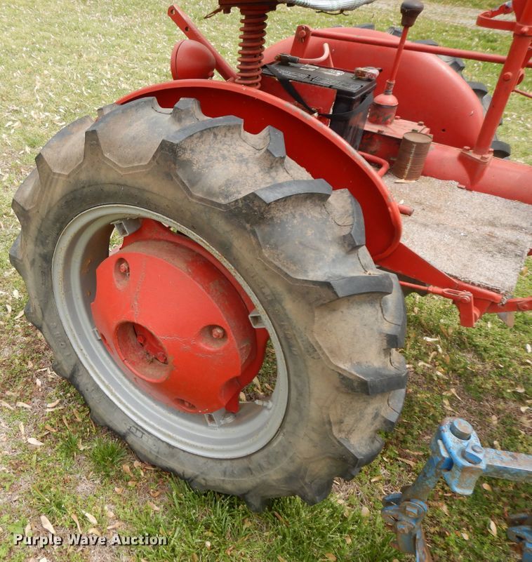 image for item HO9420 Farmall Cub  tractor