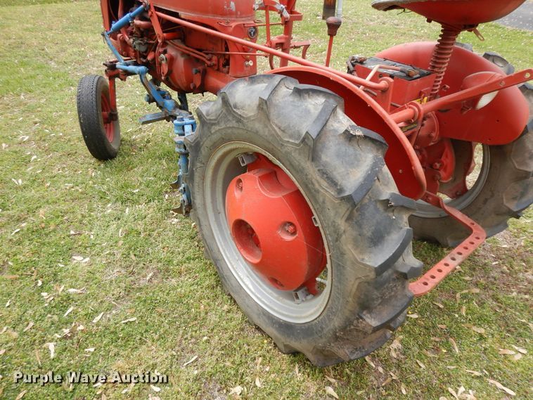 image for item HO9420 Farmall Cub  tractor