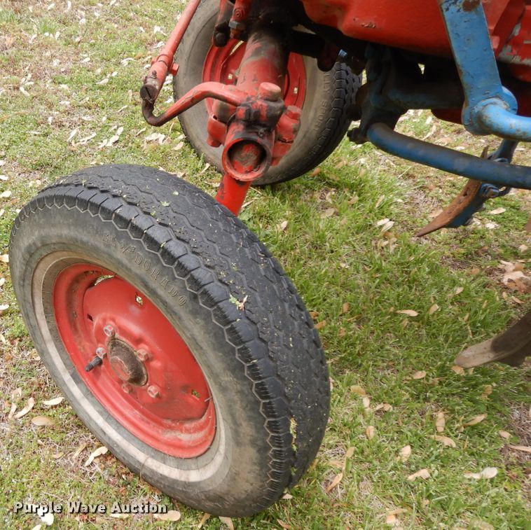 image for item HO9420 Farmall Cub  tractor