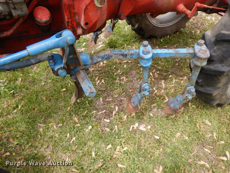 image for item HO9420 Farmall Cub  tractor