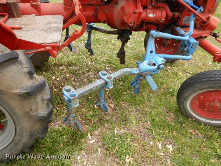 image for item HO9420 Farmall Cub  tractor