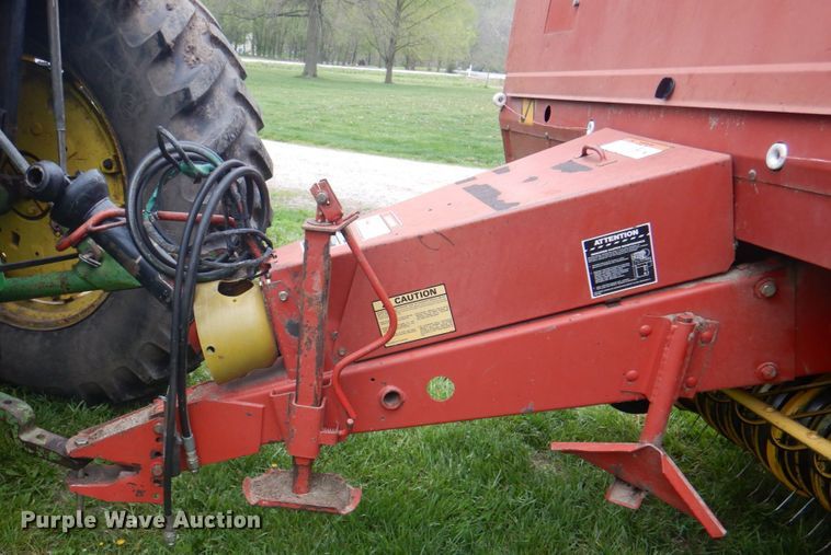 image for item IQ9289 1992 New Holland 660  Fastnet round baler