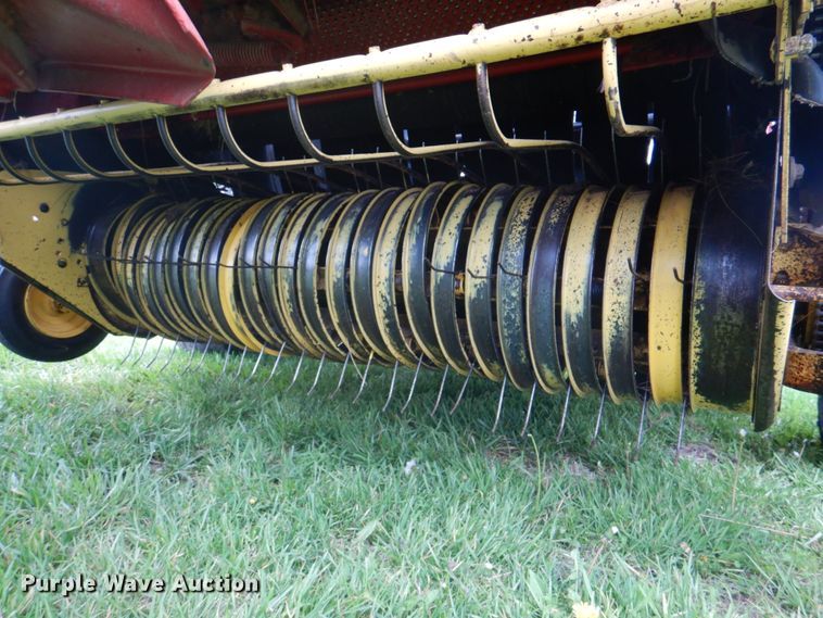 image for item IQ9289 1992 New Holland 660  Fastnet round baler