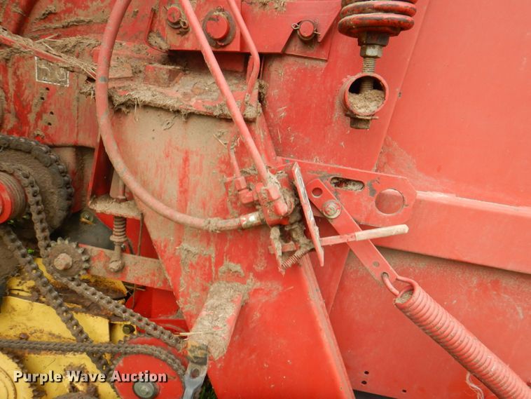 image for item IQ9289 1992 New Holland 660  Fastnet round baler