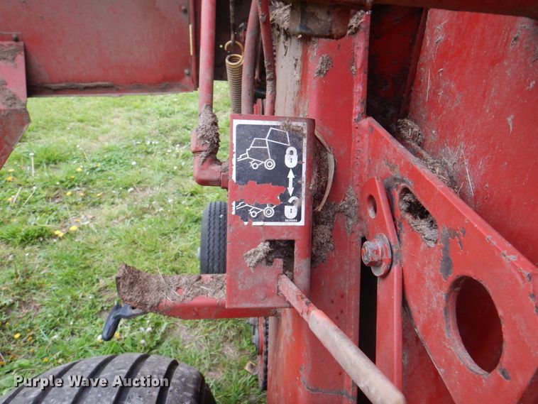 image for item IQ9289 1992 New Holland 660  Fastnet round baler