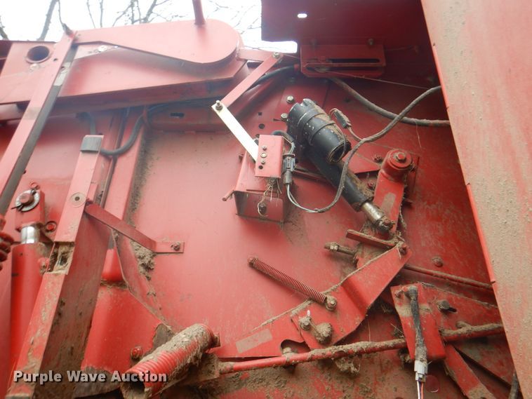 image for item IQ9289 1992 New Holland 660  Fastnet round baler