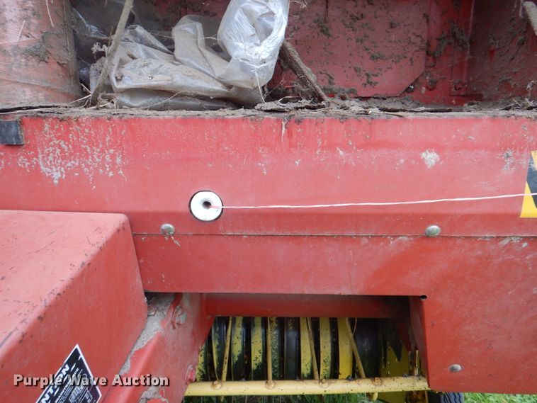 image for item IQ9289 1992 New Holland 660  Fastnet round baler