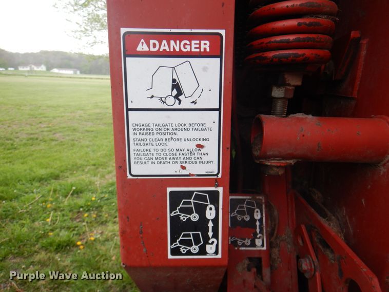 image for item IQ9289 1992 New Holland 660  Fastnet round baler