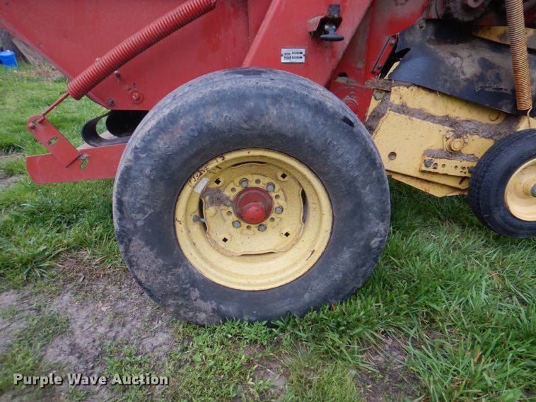 image for item IQ9289 1992 New Holland 660  Fastnet round baler