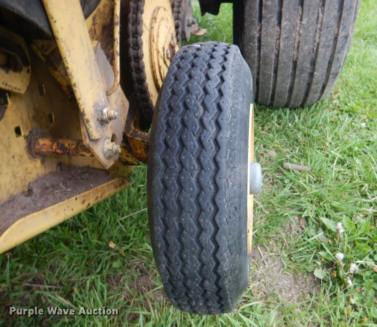 image for item IQ9289 1992 New Holland 660  Fastnet round baler