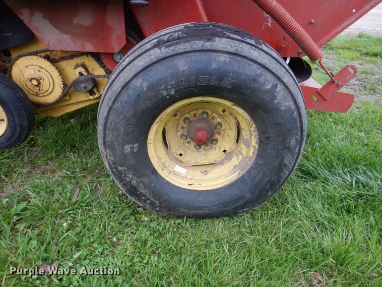 image for item IQ9289 1992 New Holland 660  Fastnet round baler