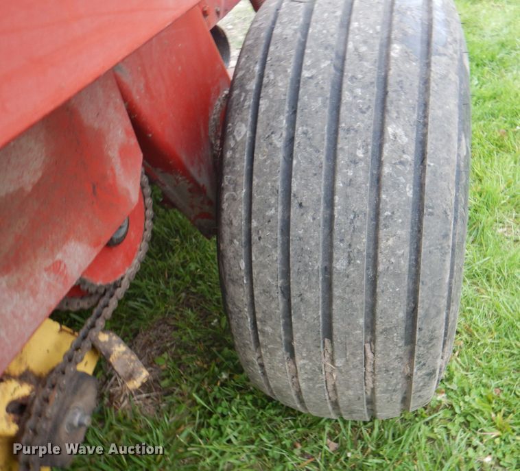 image for item IQ9289 1992 New Holland 660  Fastnet round baler