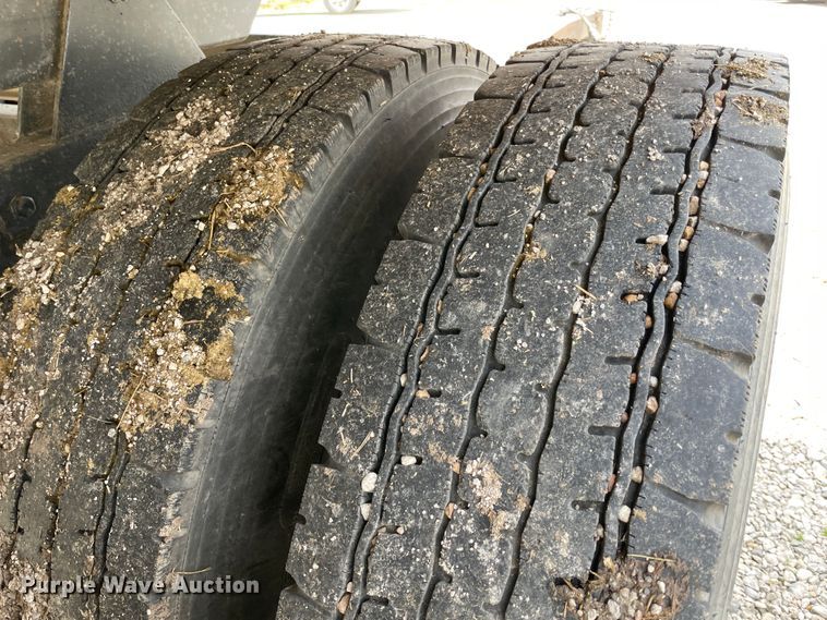 image for item IR9867 1999 Jet  grain trailer