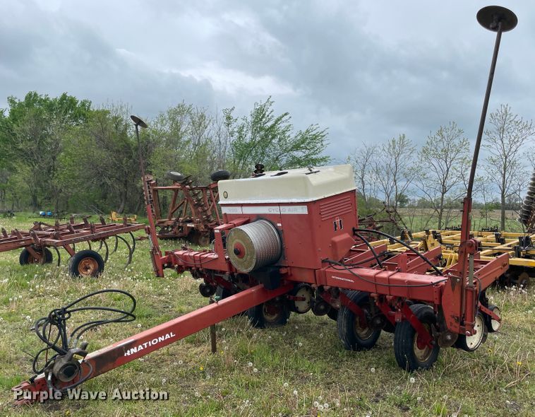 image for item IR9937 International 800 Cyclo Air  planter