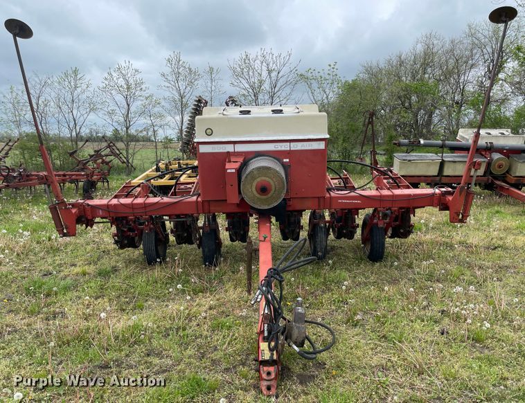 image for item IR9937 International 800 Cyclo Air  planter