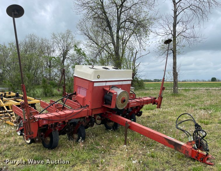 image for item IR9937 International 800 Cyclo Air  planter