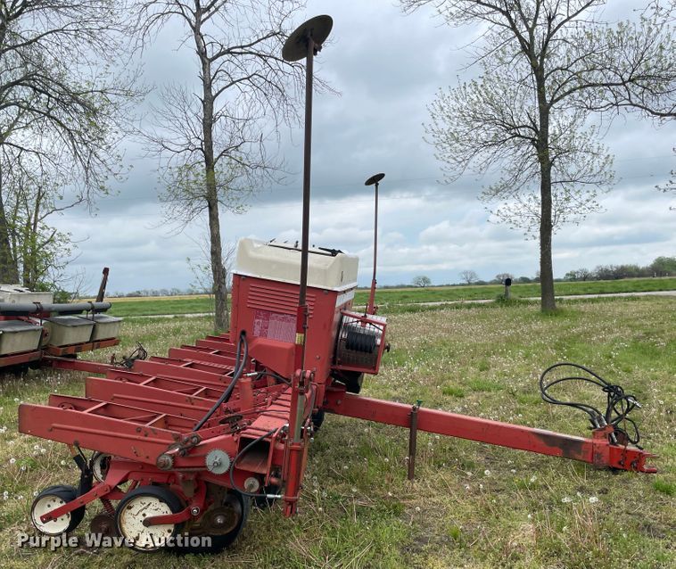 image for item IR9937 International 800 Cyclo Air  planter