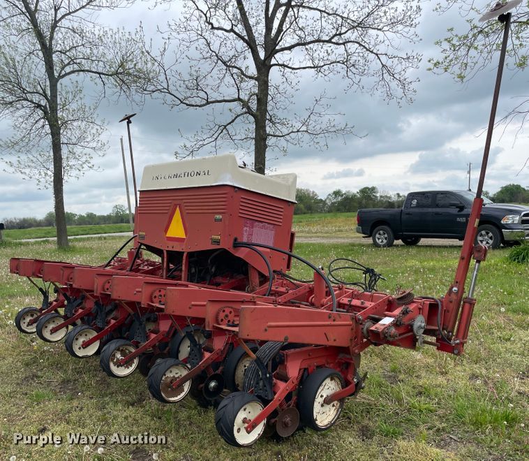 image for item IR9937 International 800 Cyclo Air  planter