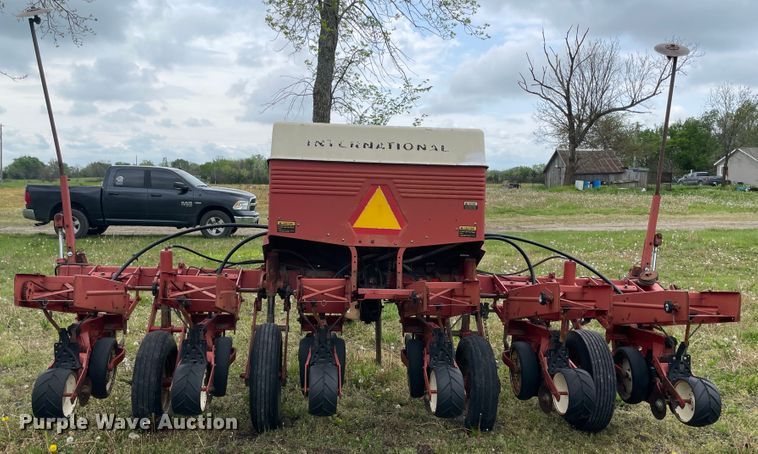 image for item IR9937 International 800 Cyclo Air  planter