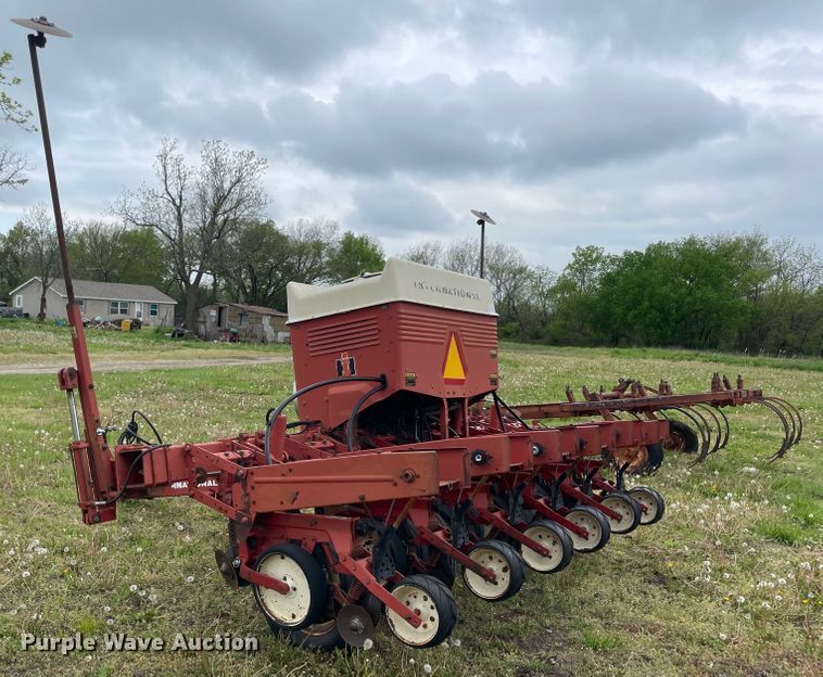 image for item IR9937 International 800 Cyclo Air  planter