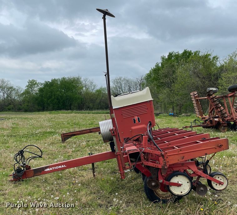 image for item IR9937 International 800 Cyclo Air  planter