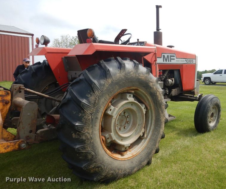 image for item IT9059 1976 Massey Ferguson 1085  tractor