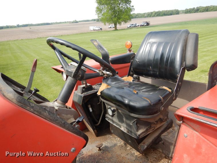 image for item IT9059 1976 Massey Ferguson 1085  tractor