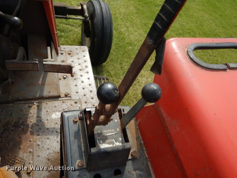 image for item IT9059 1976 Massey Ferguson 1085  tractor