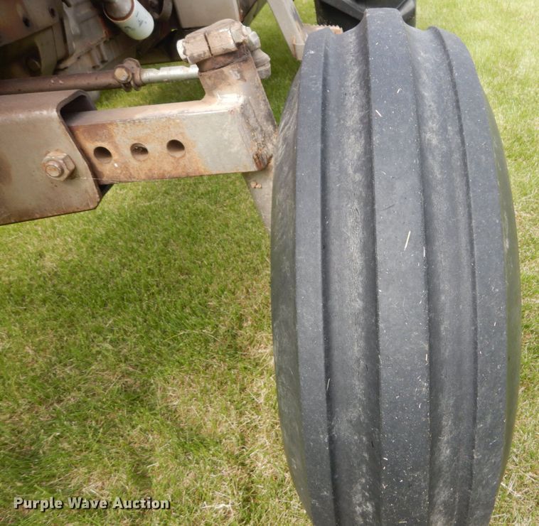 image for item IT9059 1976 Massey Ferguson 1085  tractor