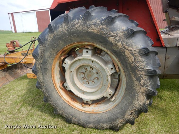 image for item IT9059 1976 Massey Ferguson 1085  tractor