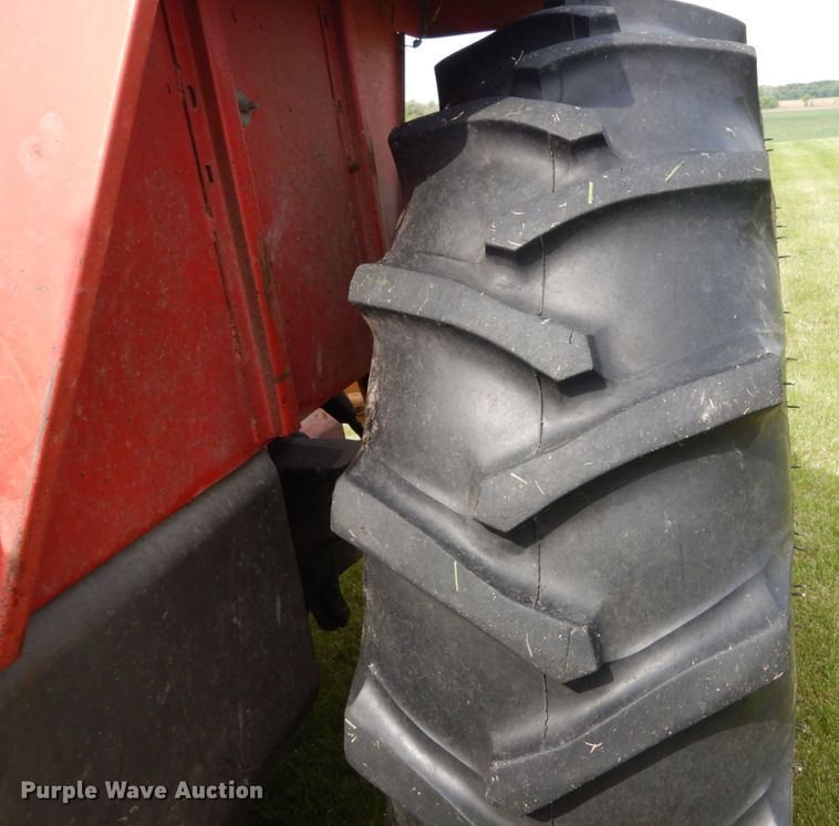 image for item IT9059 1976 Massey Ferguson 1085  tractor