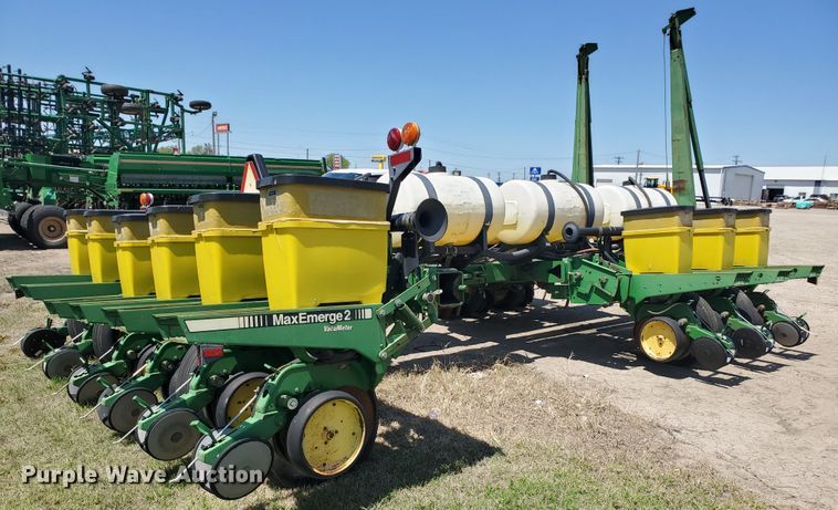 image for item IT9752 John Deere 7200 Max Emerge 2  planter