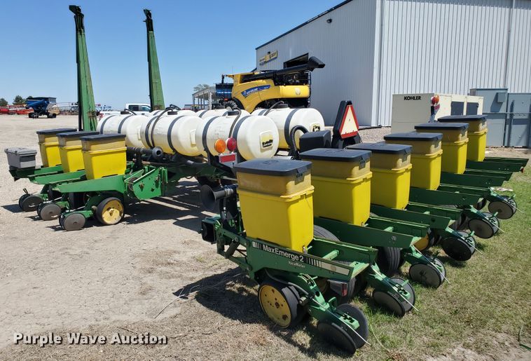 image for item IT9752 John Deere 7200 Max Emerge 2  planter