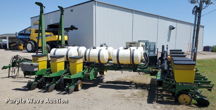 image for item IT9752 John Deere 7200 Max Emerge 2  planter