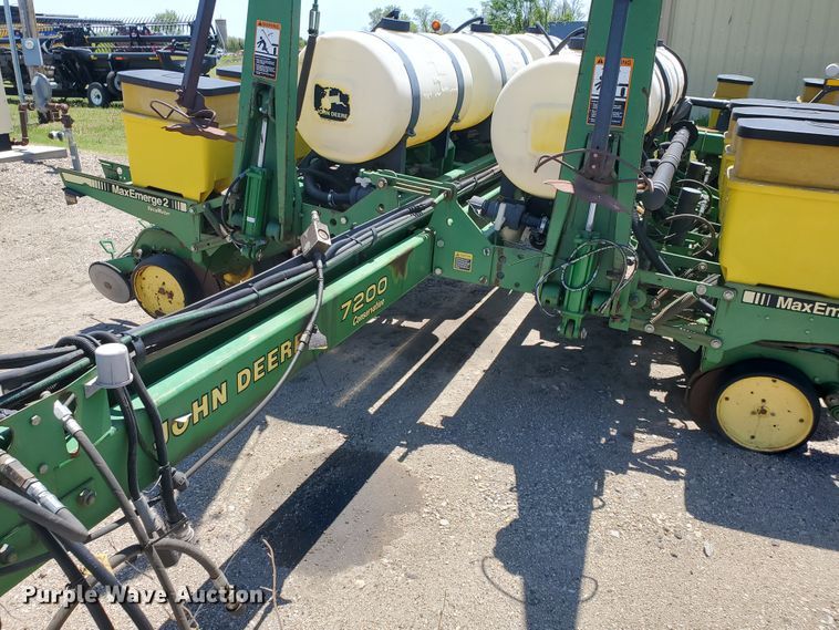 image for item IT9752 John Deere 7200 Max Emerge 2  planter