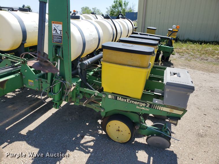 image for item IT9752 John Deere 7200 Max Emerge 2  planter