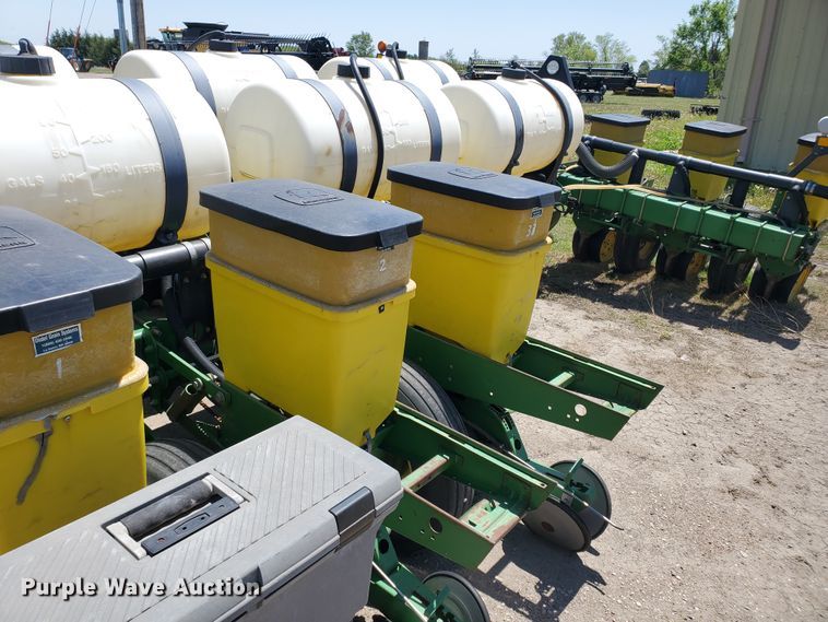 image for item IT9752 John Deere 7200 Max Emerge 2  planter