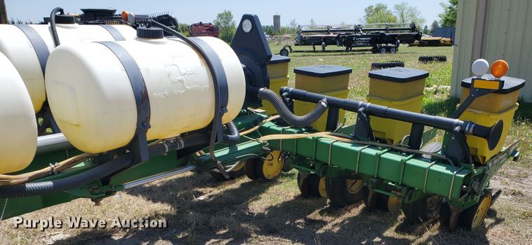 image for item IT9752 John Deere 7200 Max Emerge 2  planter