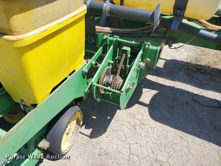 image for item IT9752 John Deere 7200 Max Emerge 2  planter