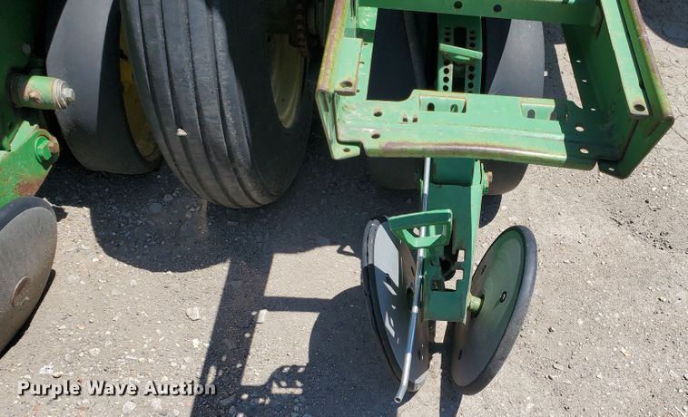 image for item IT9752 John Deere 7200 Max Emerge 2  planter